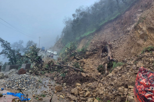 पहिरोले मार्तडी-कोल्टी सडक अवरुद्ध